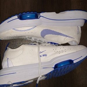 These are the Nike Air-Zoom Type SE ‘White Racer. They come with no box.